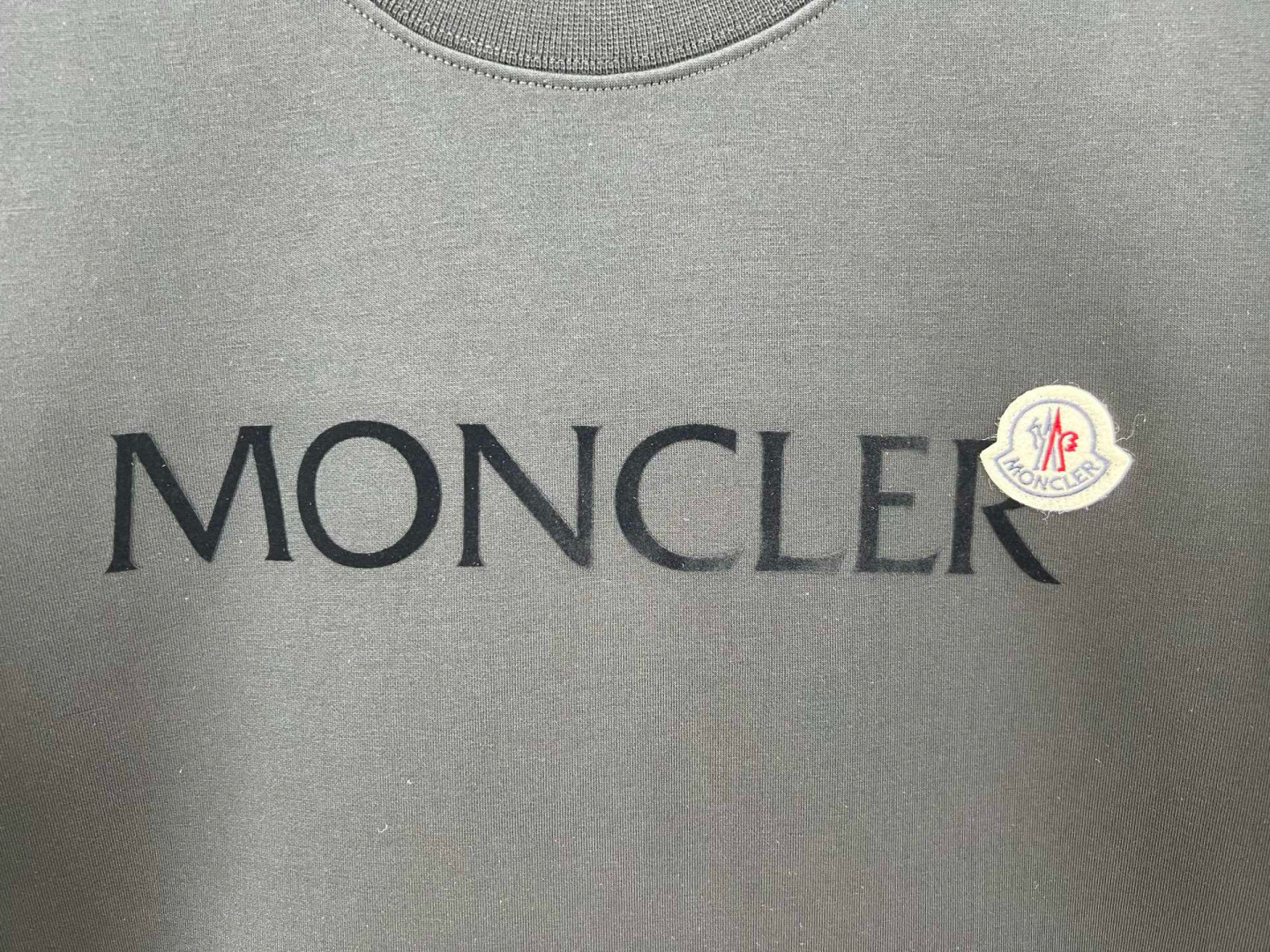  
Moncler.蒙口 25秋冬新品饰品牌字母植绒印花标识圆领卫衣，正面字母由植绒工艺设计加以经典毡艺