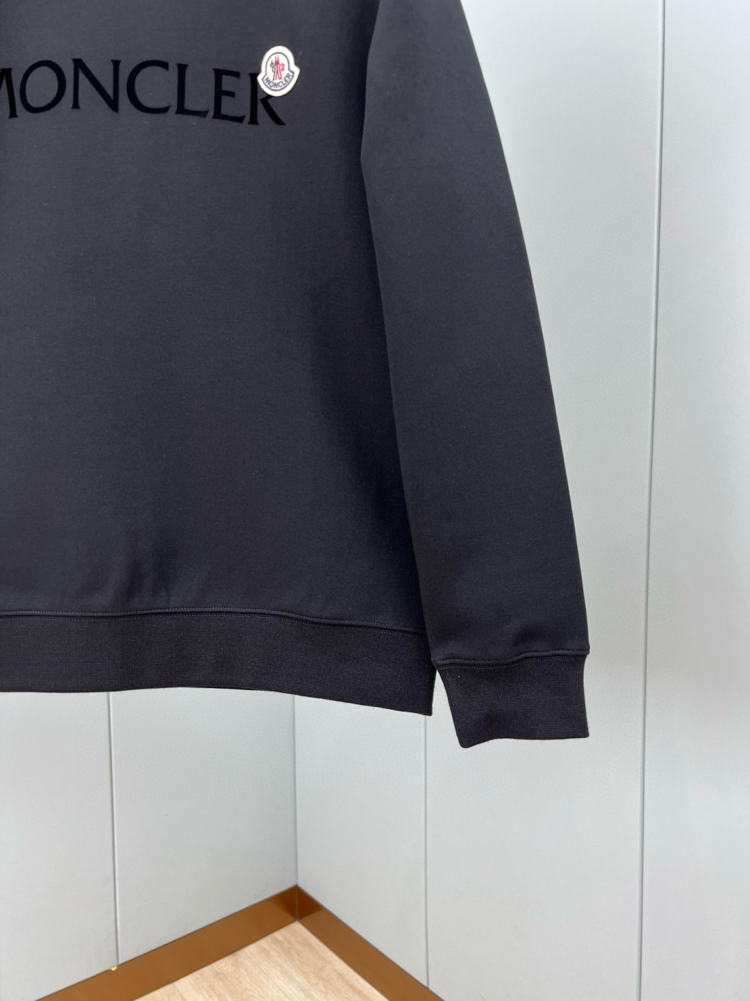  
Moncler.蒙口 25秋冬新品饰品牌字母植绒印花标识圆领卫衣，正面字母由植绒工艺设计加以经典毡艺