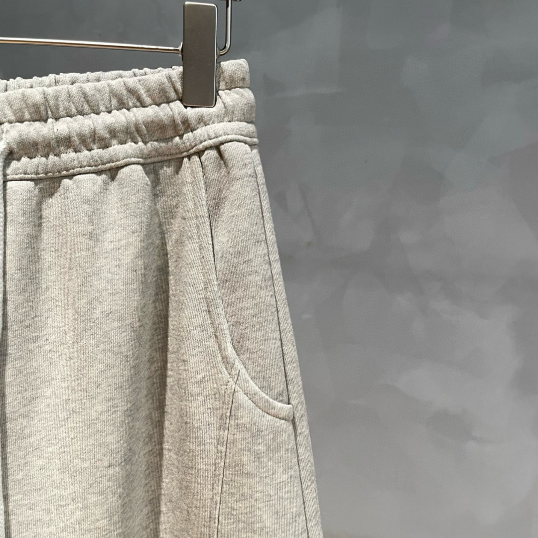 AMIRI🌟早秋新款休闲卫裤裤🆕采用优质面料，具有质感，松紧腰带设计，超级时尚洋气！码数：S-3XL 男