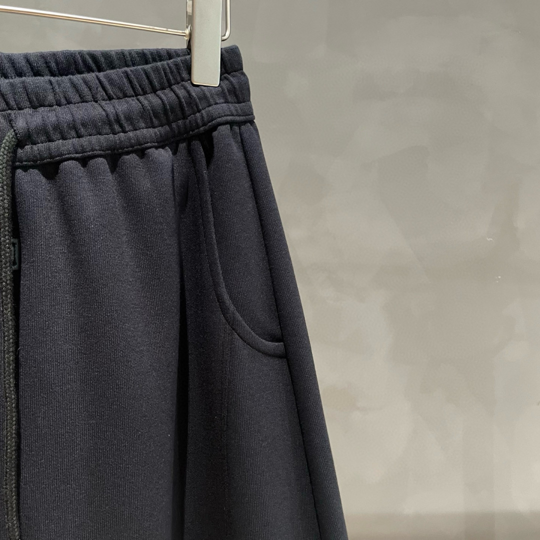 AMIRI🌟早秋新款休闲卫裤裤🆕采用优质面料，具有质感，松紧腰带设计，超级时尚洋气！码数：S-3XL 男