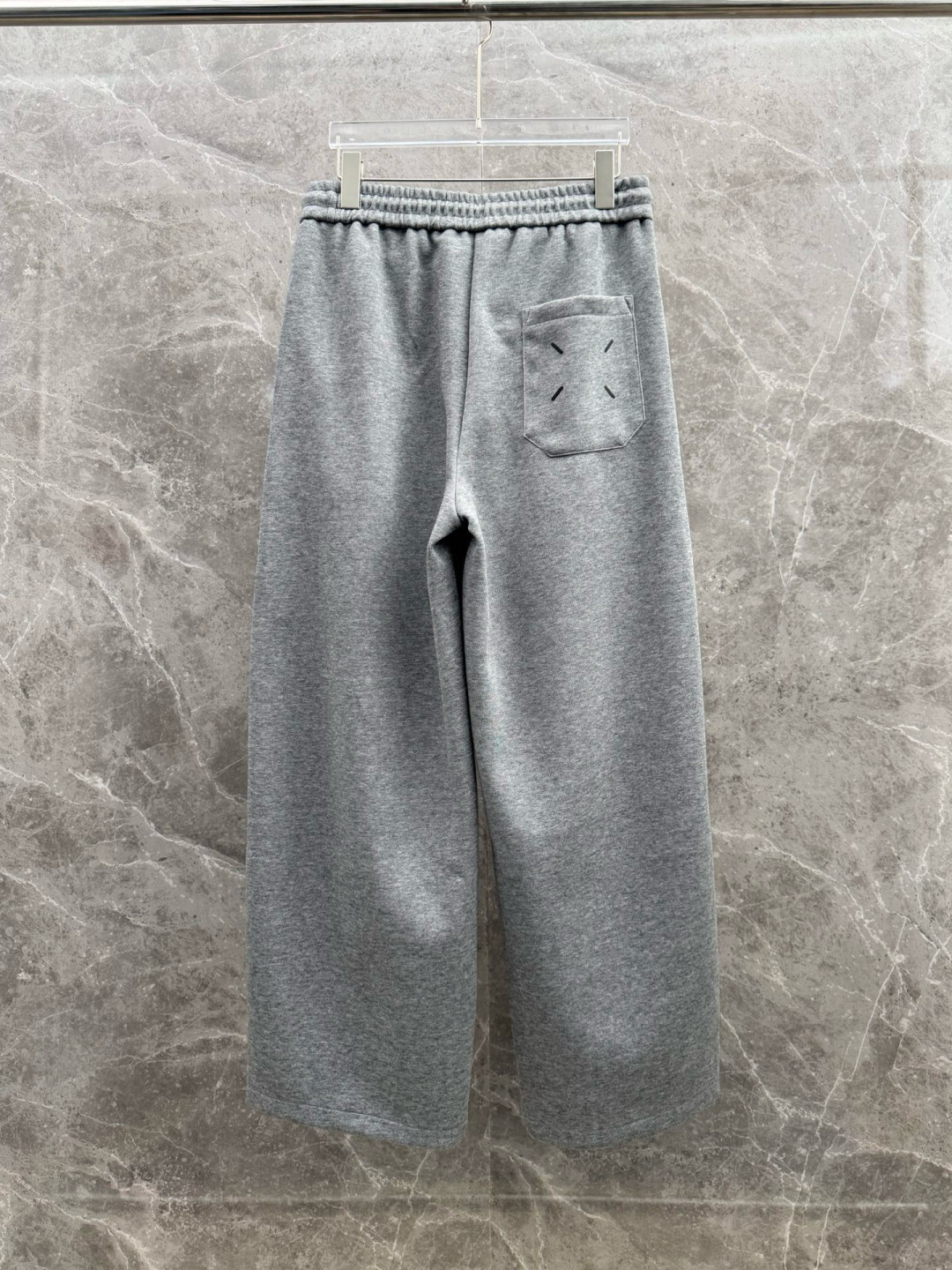 马吉拉🔥新款休闲裤，采用双纱精棉面料，裤子侧向饰有logo字母设计，辨识度颇为鲜明，弹性松紧腰边抽绳束脚