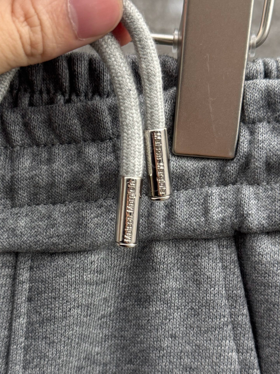 马吉拉🔥新款休闲裤，采用双纱精棉面料，裤子侧向饰有logo字母设计，辨识度颇为鲜明，弹性松紧腰边抽绳束脚