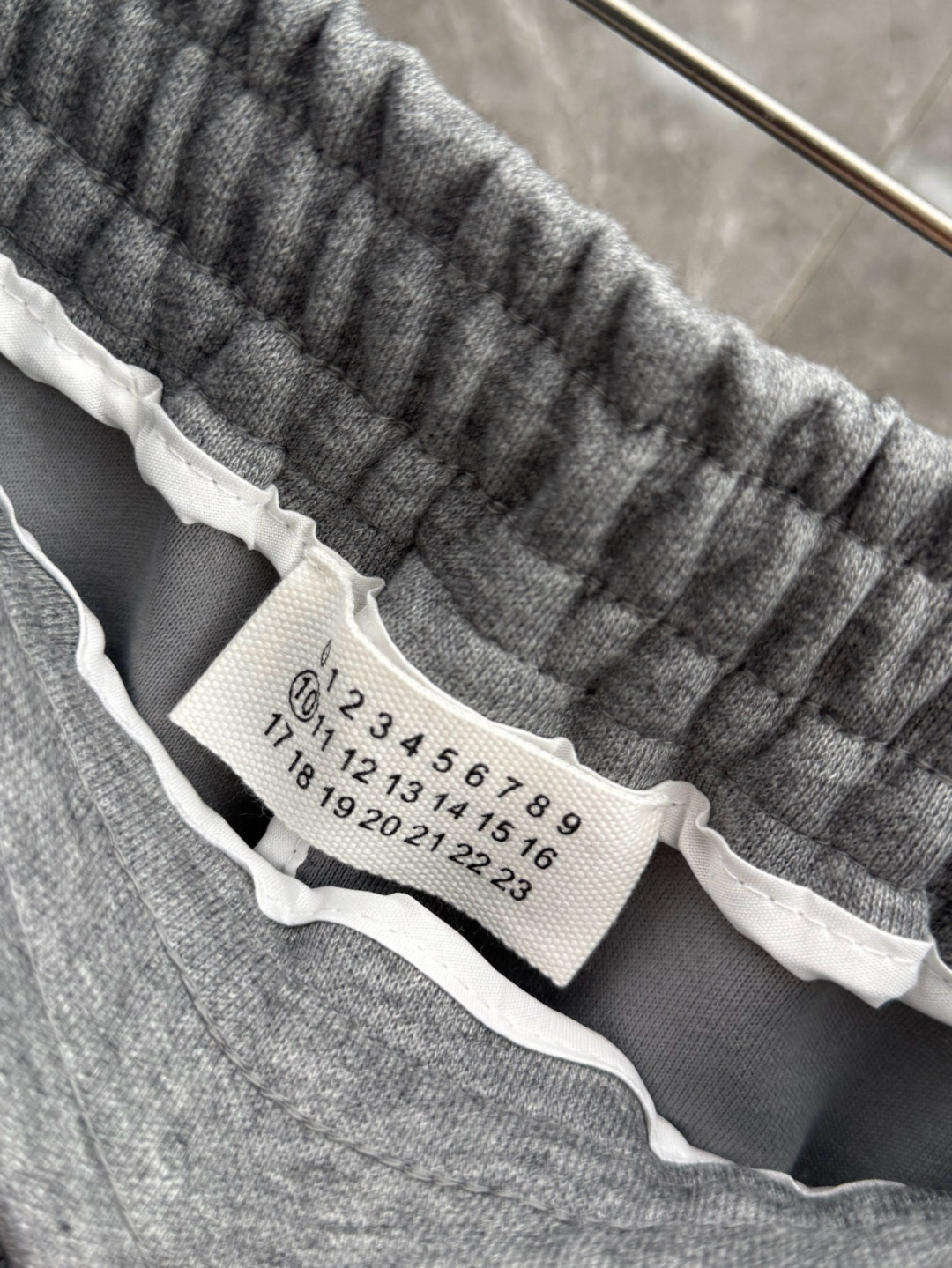 马吉拉🔥新款休闲裤，采用双纱精棉面料，裤子侧向饰有logo字母设计，辨识度颇为鲜明，弹性松紧腰边抽绳束脚