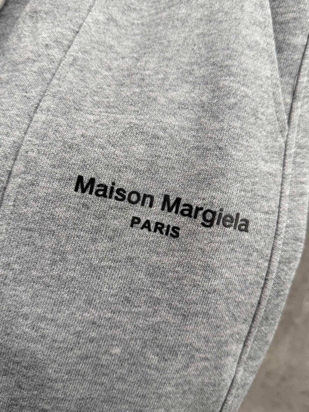 马吉拉🔥新款休闲裤，采用双纱精棉面料，裤子侧向饰有logo字母设计，辨识度颇为鲜明，弹性松紧腰边抽绳束脚