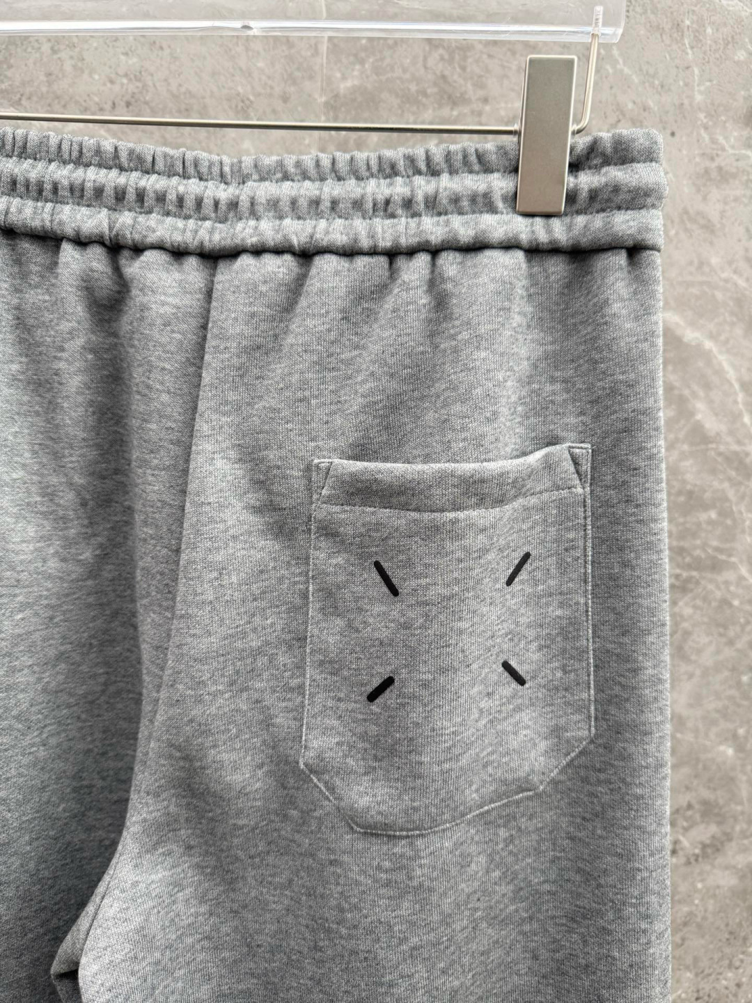 马吉拉🔥新款休闲裤，采用双纱精棉面料，裤子侧向饰有logo字母设计，辨识度颇为鲜明，弹性松紧腰边抽绳束脚