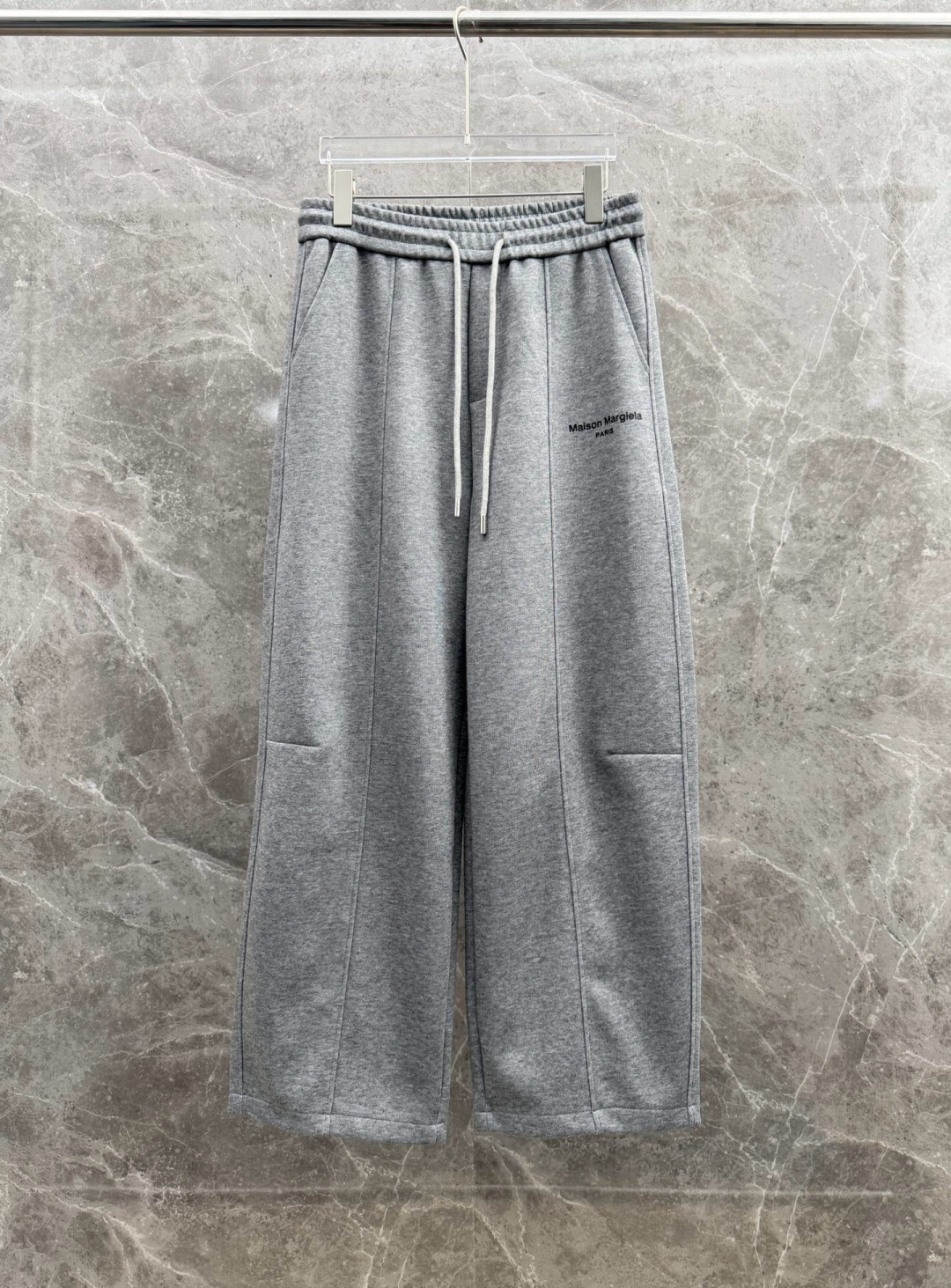 马吉拉🔥新款休闲裤，采用双纱精棉面料，裤子侧向饰有logo字母设计，辨识度颇为鲜明，弹性松紧腰边抽绳束脚