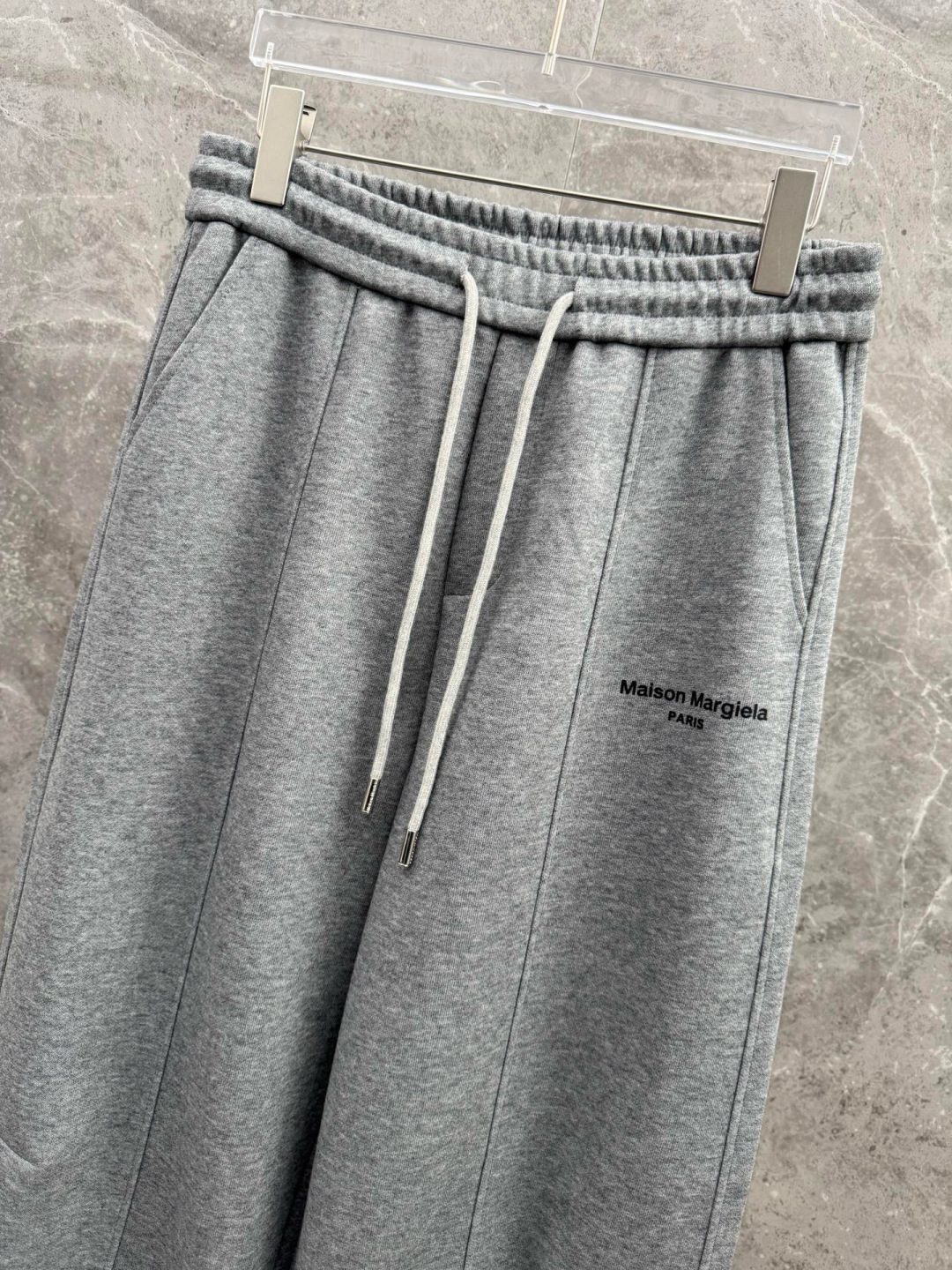 马吉拉🔥新款休闲裤，采用双纱精棉面料，裤子侧向饰有logo字母设计，辨识度颇为鲜明，弹性松紧腰边抽绳束脚