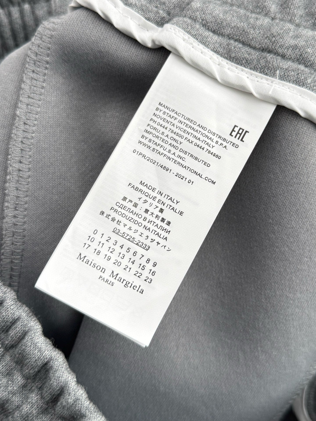 马吉拉🔥新款休闲裤，采用双纱精棉面料，裤子侧向饰有logo字母设计，辨识度颇为鲜明，弹性松紧腰边抽绳束脚