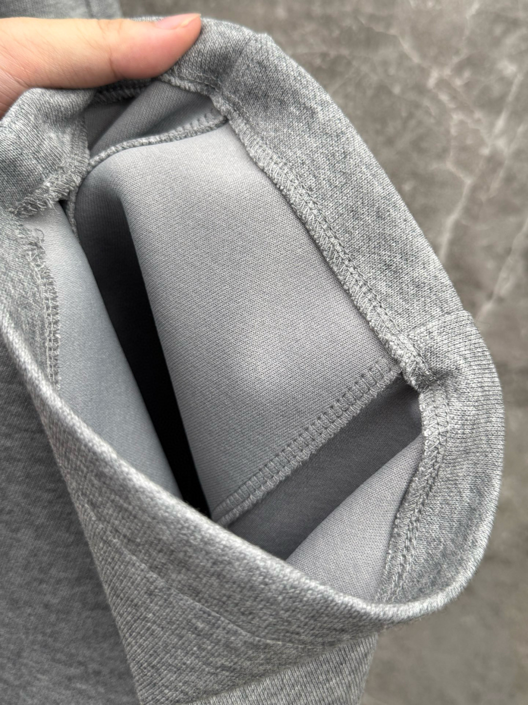 马吉拉🔥新款休闲裤，采用双纱精棉面料，裤子侧向饰有logo字母设计，辨识度颇为鲜明，弹性松紧腰边抽绳束脚