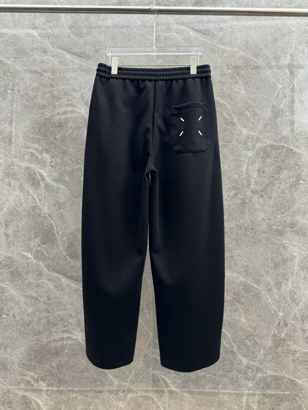 马吉拉🔥新款休闲裤，采用双纱精棉面料，裤子侧向饰有logo字母设计，辨识度颇为鲜明，弹性松紧腰边抽绳束脚