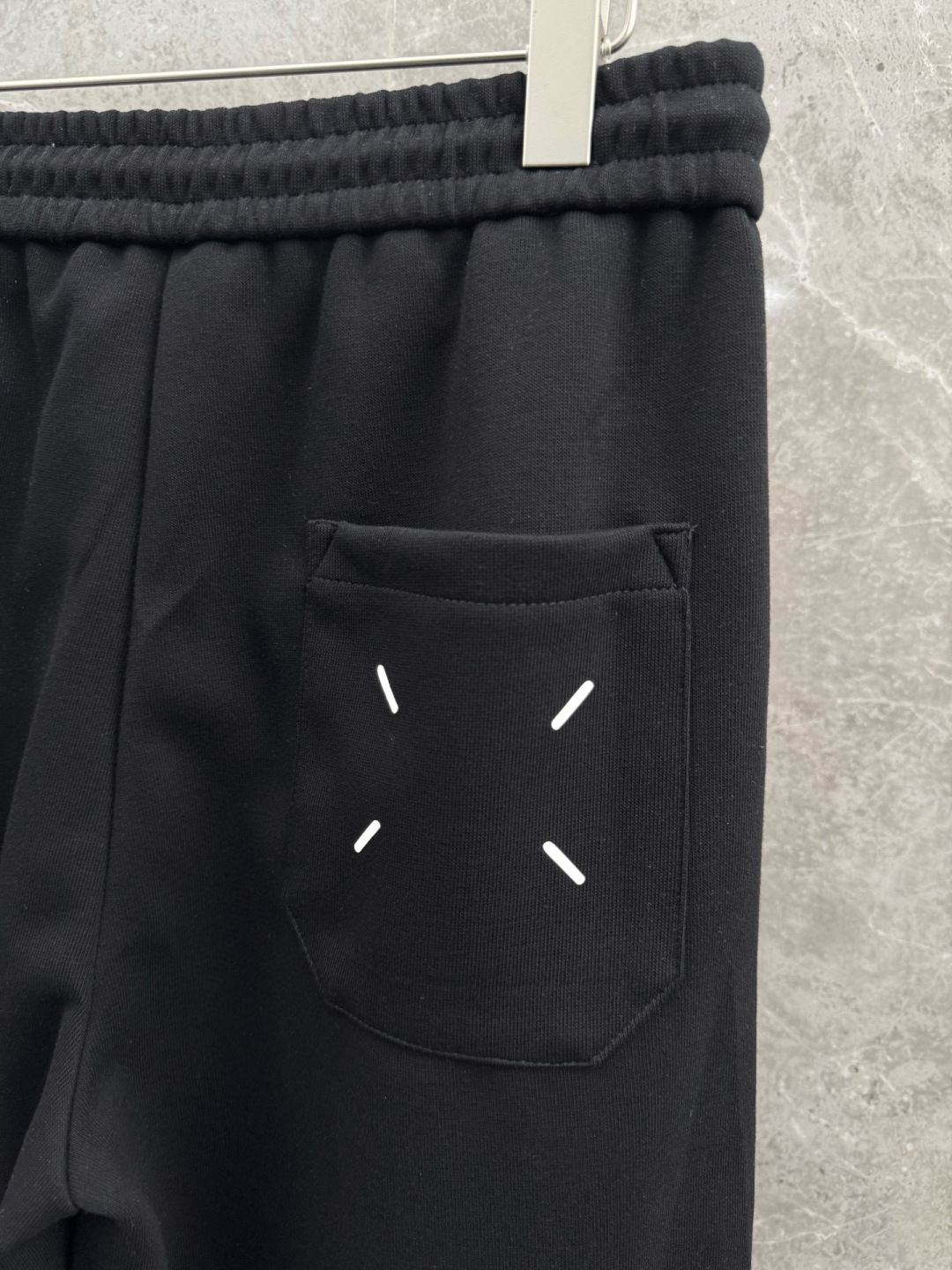 马吉拉🔥新款休闲裤，采用双纱精棉面料，裤子侧向饰有logo字母设计，辨识度颇为鲜明，弹性松紧腰边抽绳束脚