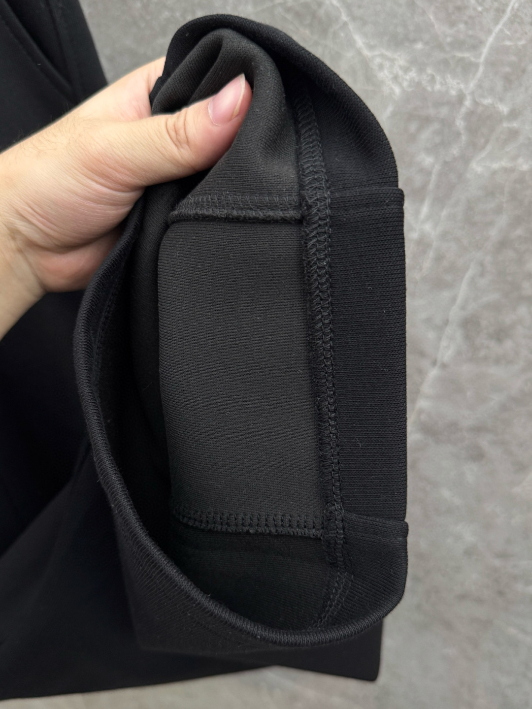 马吉拉🔥新款休闲裤，采用双纱精棉面料，裤子侧向饰有logo字母设计，辨识度颇为鲜明，弹性松紧腰边抽绳束脚