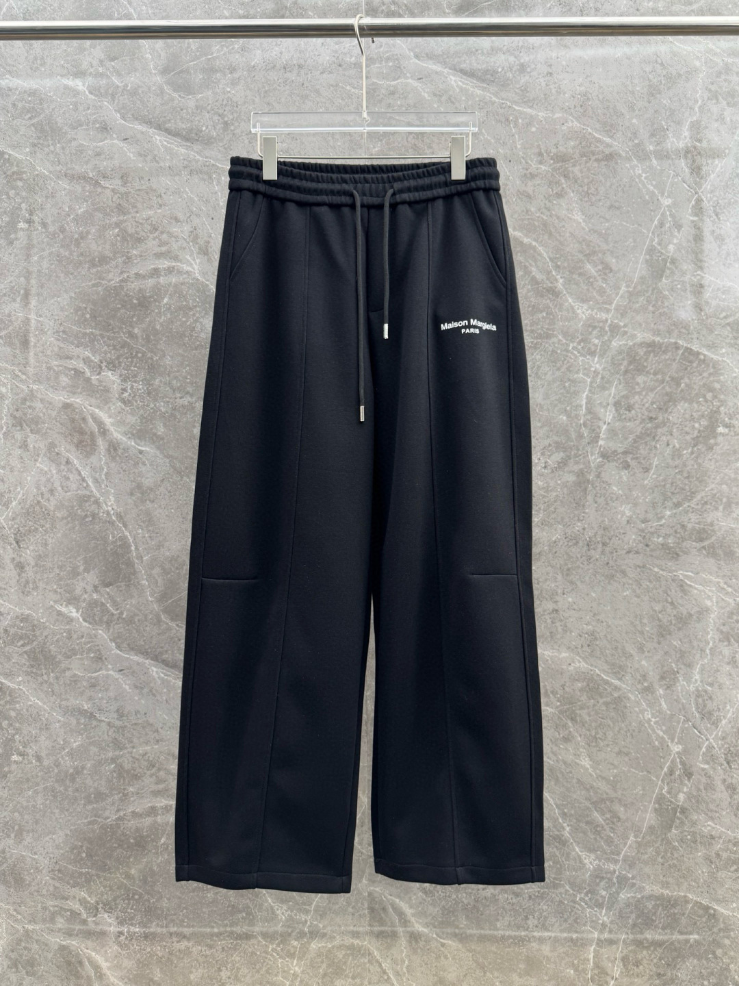 马吉拉🔥新款休闲裤，采用双纱精棉面料，裤子侧向饰有logo字母设计，辨识度颇为鲜明，弹性松紧腰边抽绳束脚