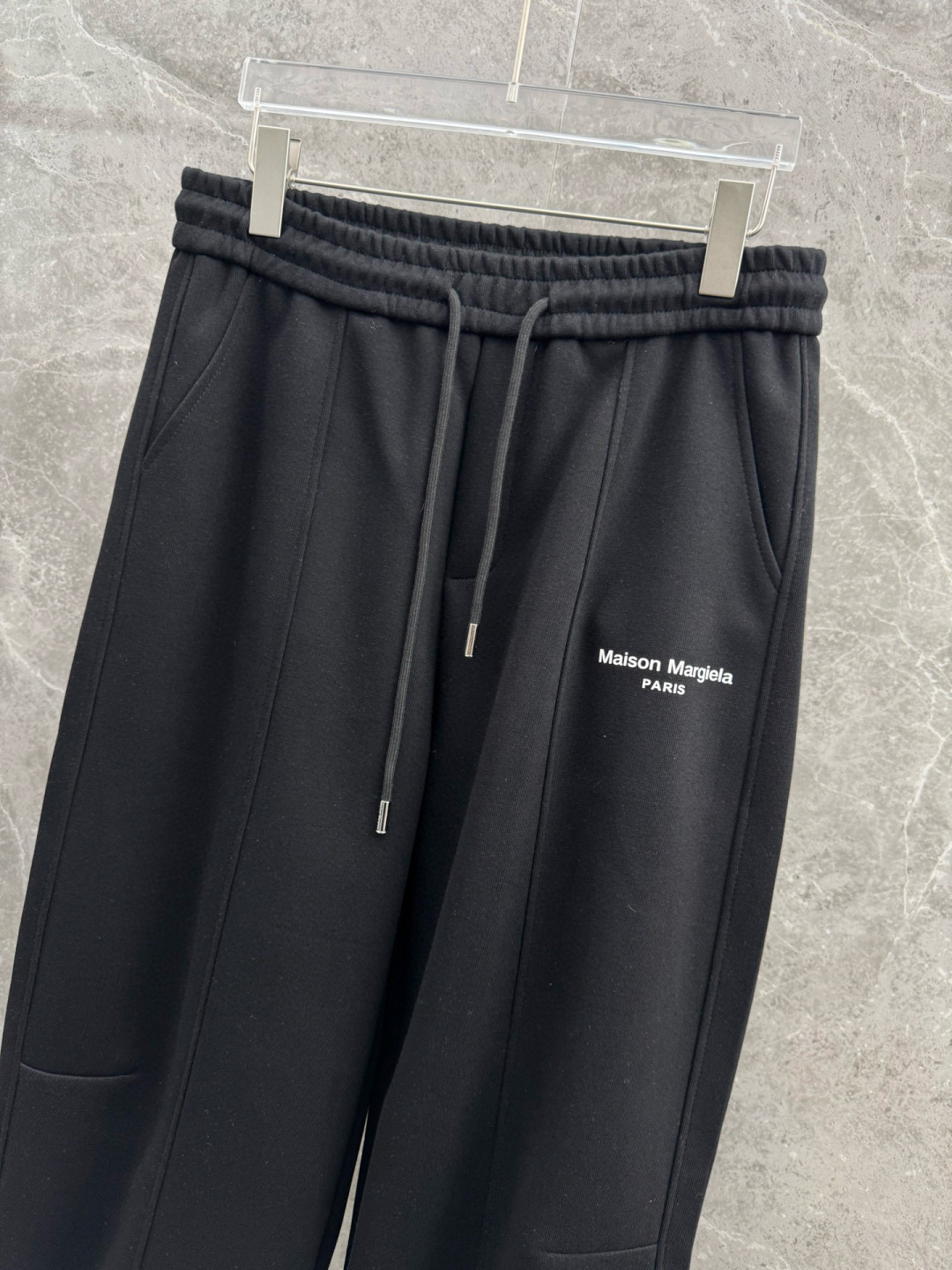 马吉拉🔥新款休闲裤，采用双纱精棉面料，裤子侧向饰有logo字母设计，辨识度颇为鲜明，弹性松紧腰边抽绳束脚