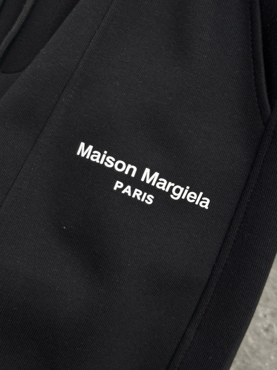 马吉拉🔥新款休闲裤，采用双纱精棉面料，裤子侧向饰有logo字母设计，辨识度颇为鲜明，弹性松紧腰边抽绳束脚