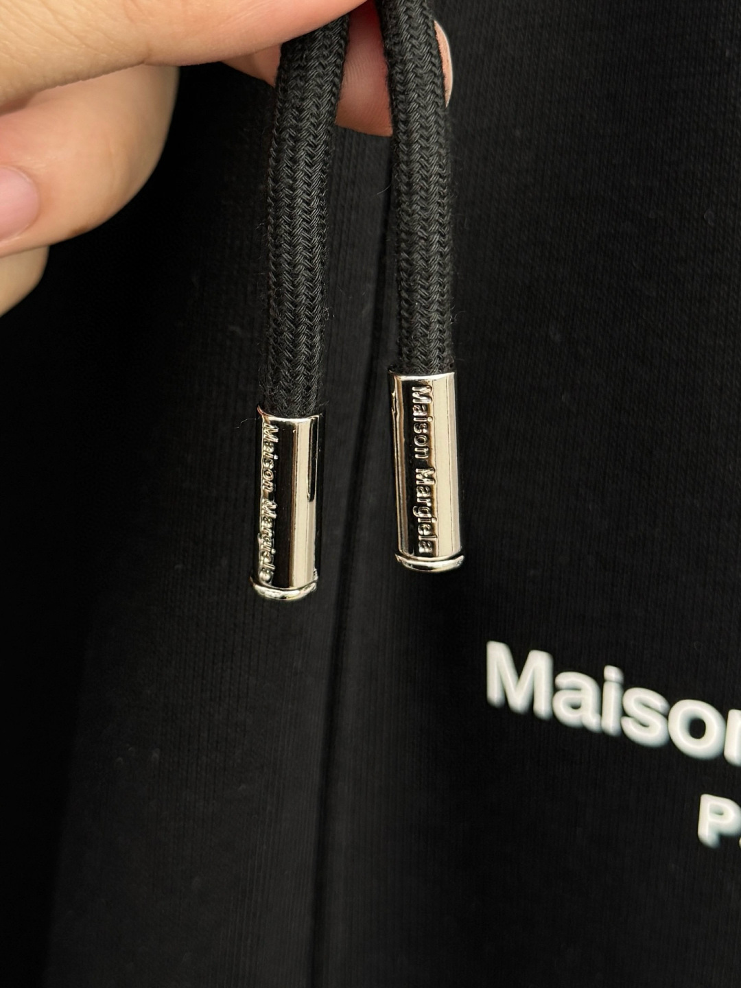 马吉拉🔥新款休闲裤，采用双纱精棉面料，裤子侧向饰有logo字母设计，辨识度颇为鲜明，弹性松紧腰边抽绳束脚