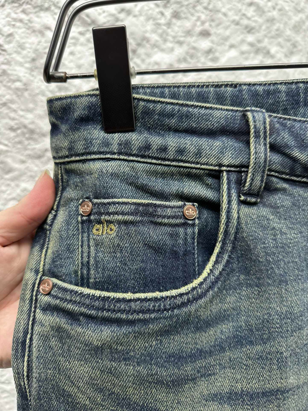 AIO专柜同步发售的早秋新品男士牛仔裤，以其精致的细节和卓越的品质，成为了时尚界的焦点。首先，牛仔裤采用