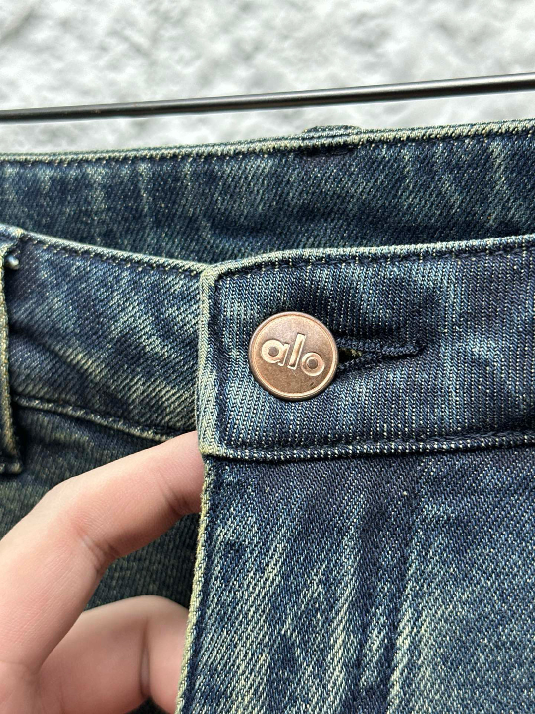 AIO专柜同步发售的早秋新品男士牛仔裤，以其精致的细节和卓越的品质，成为了时尚界的焦点。首先，牛仔裤采用