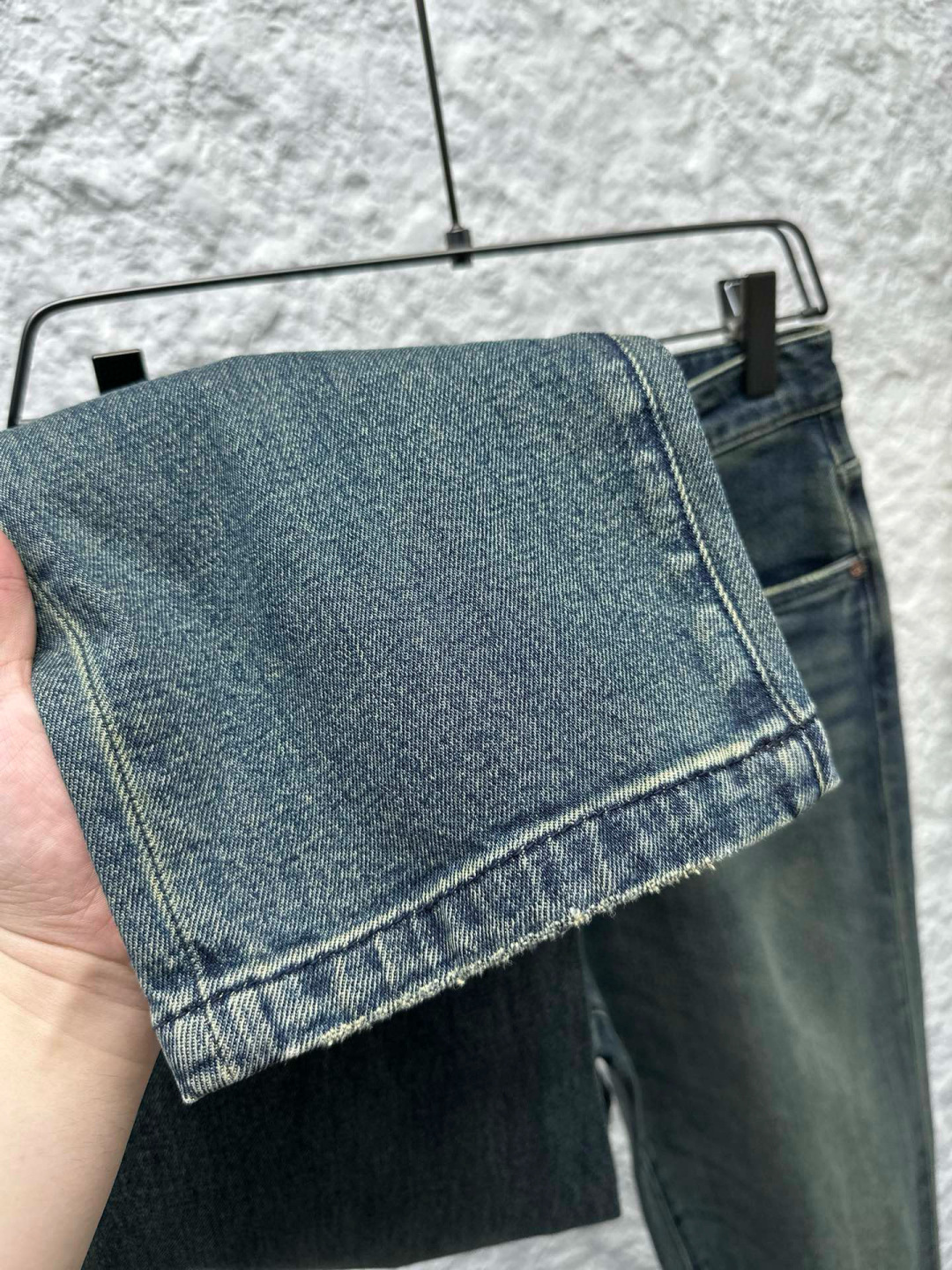 AIO专柜同步发售的早秋新品男士牛仔裤，以其精致的细节和卓越的品质，成为了时尚界的焦点。首先，牛仔裤采用