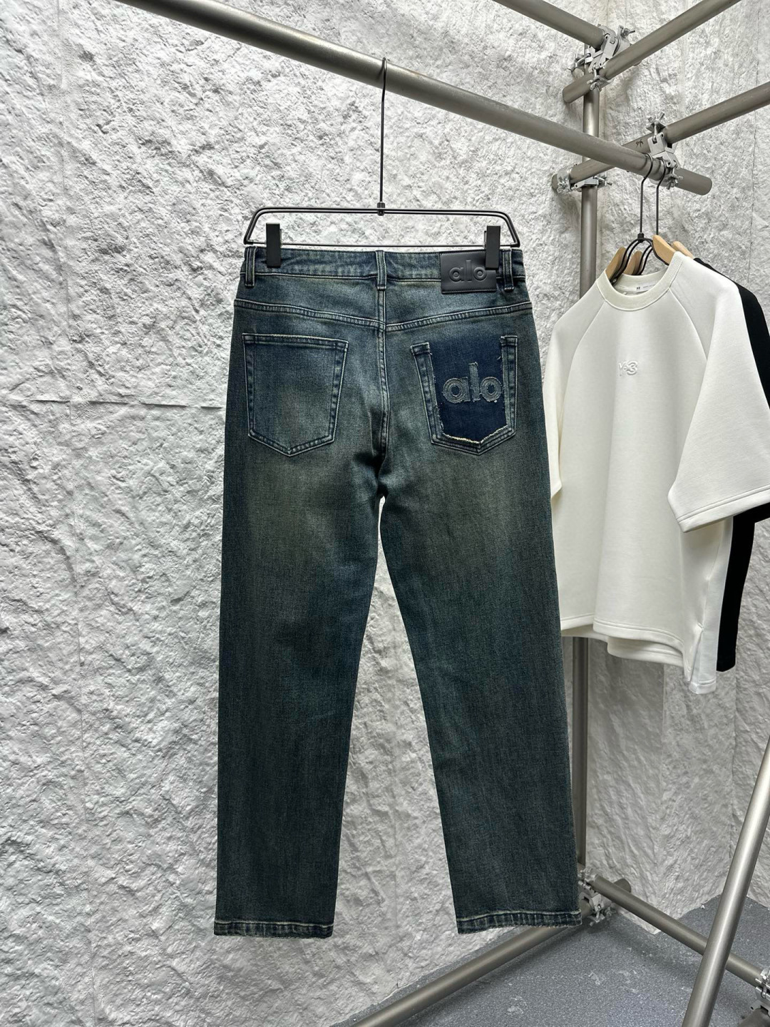 AIO专柜同步发售的早秋新品男士牛仔裤，以其精致的细节和卓越的品质，成为了时尚界的焦点。首先，牛仔裤采用