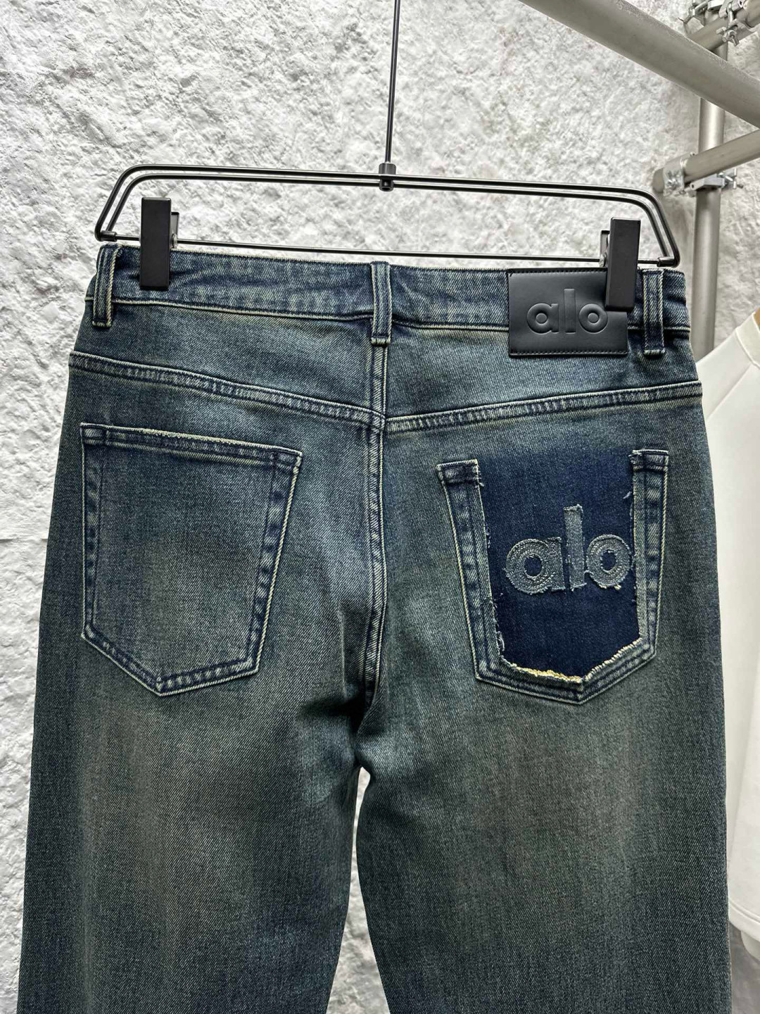 AIO专柜同步发售的早秋新品男士牛仔裤，以其精致的细节和卓越的品质，成为了时尚界的焦点。首先，牛仔裤采用