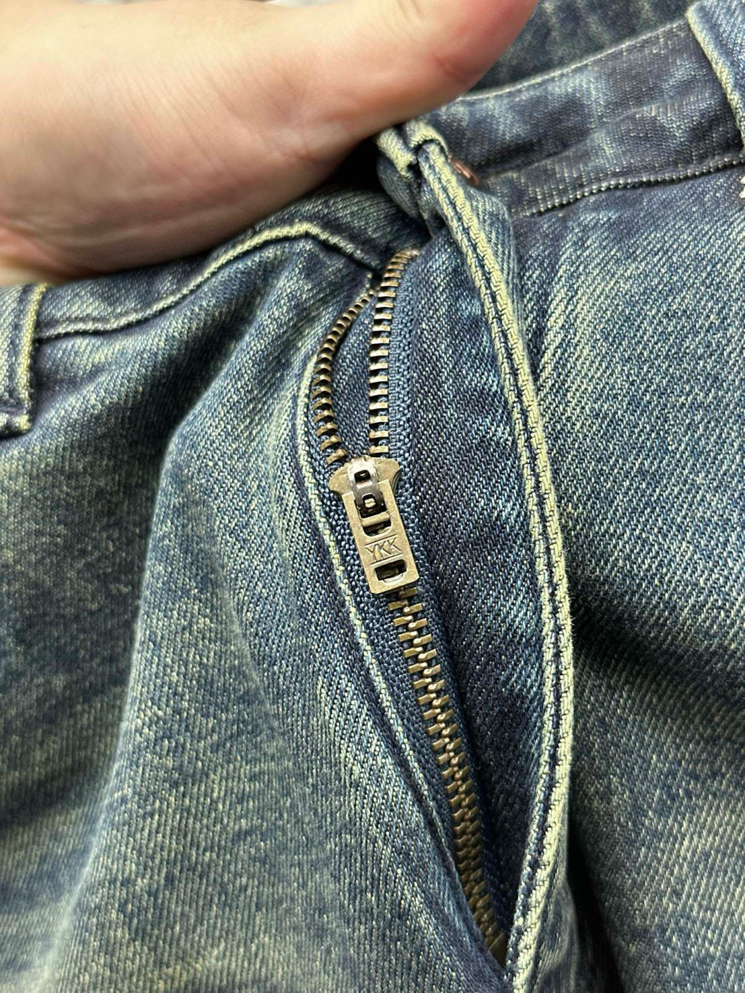 AIO专柜同步发售的早秋新品男士牛仔裤，以其精致的细节和卓越的品质，成为了时尚界的焦点。首先，牛仔裤采用