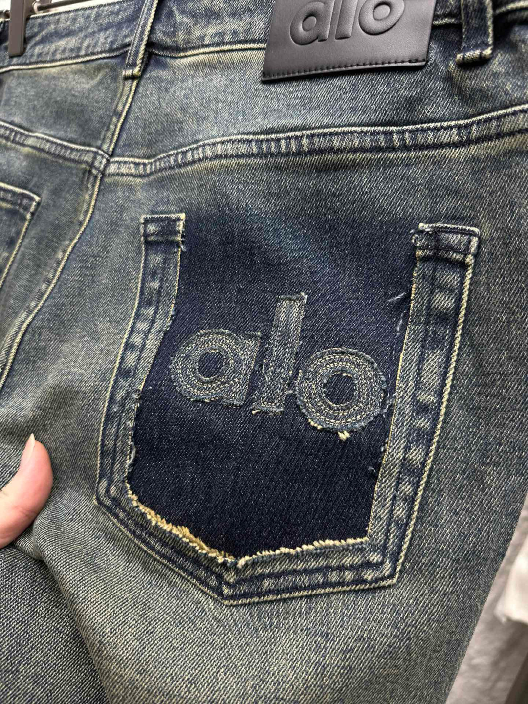 AIO专柜同步发售的早秋新品男士牛仔裤，以其精致的细节和卓越的品质，成为了时尚界的焦点。首先，牛仔裤采用