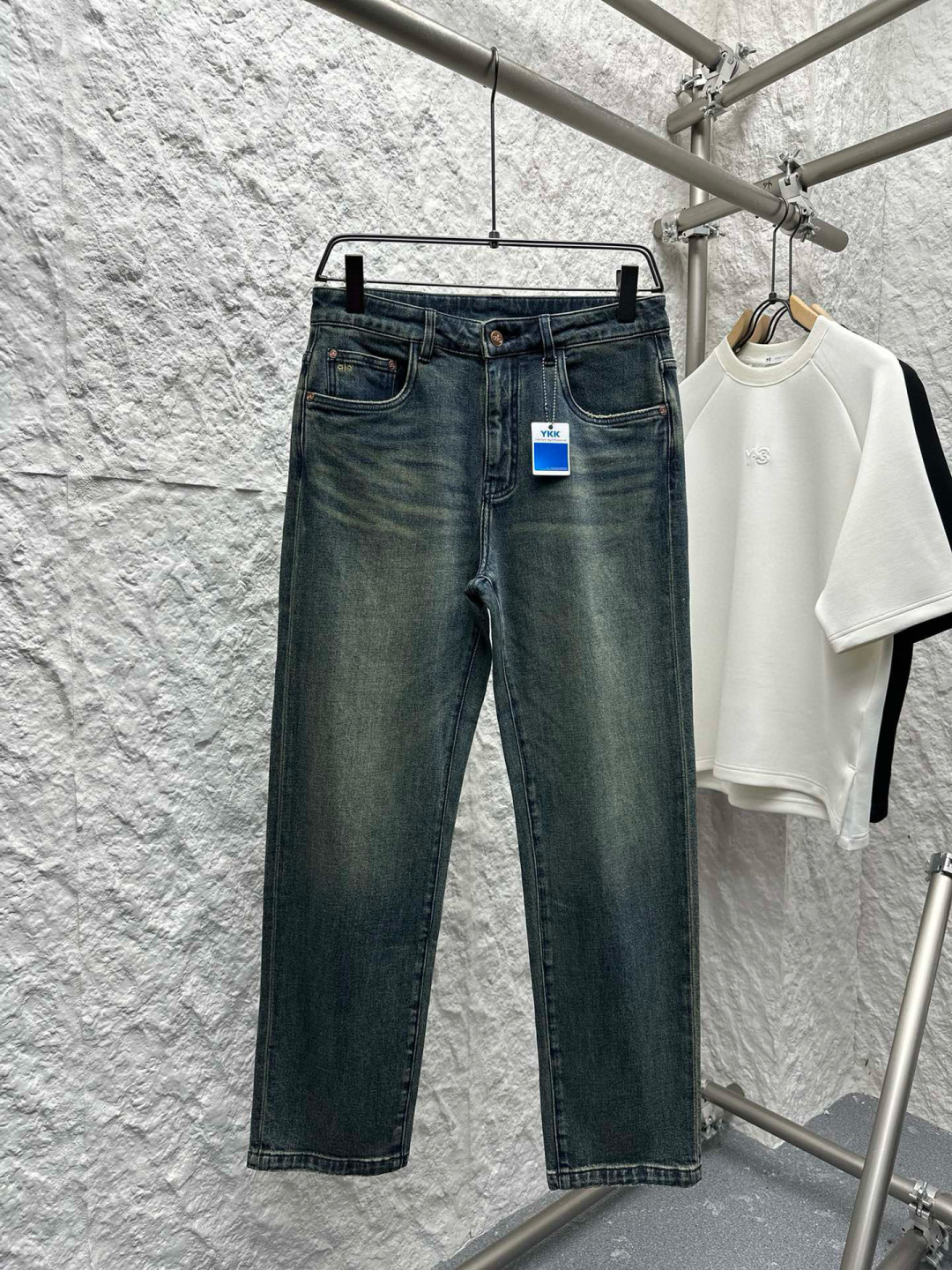 AIO专柜同步发售的早秋新品男士牛仔裤，以其精致的细节和卓越的品质，成为了时尚界的焦点。首先，牛仔裤采用