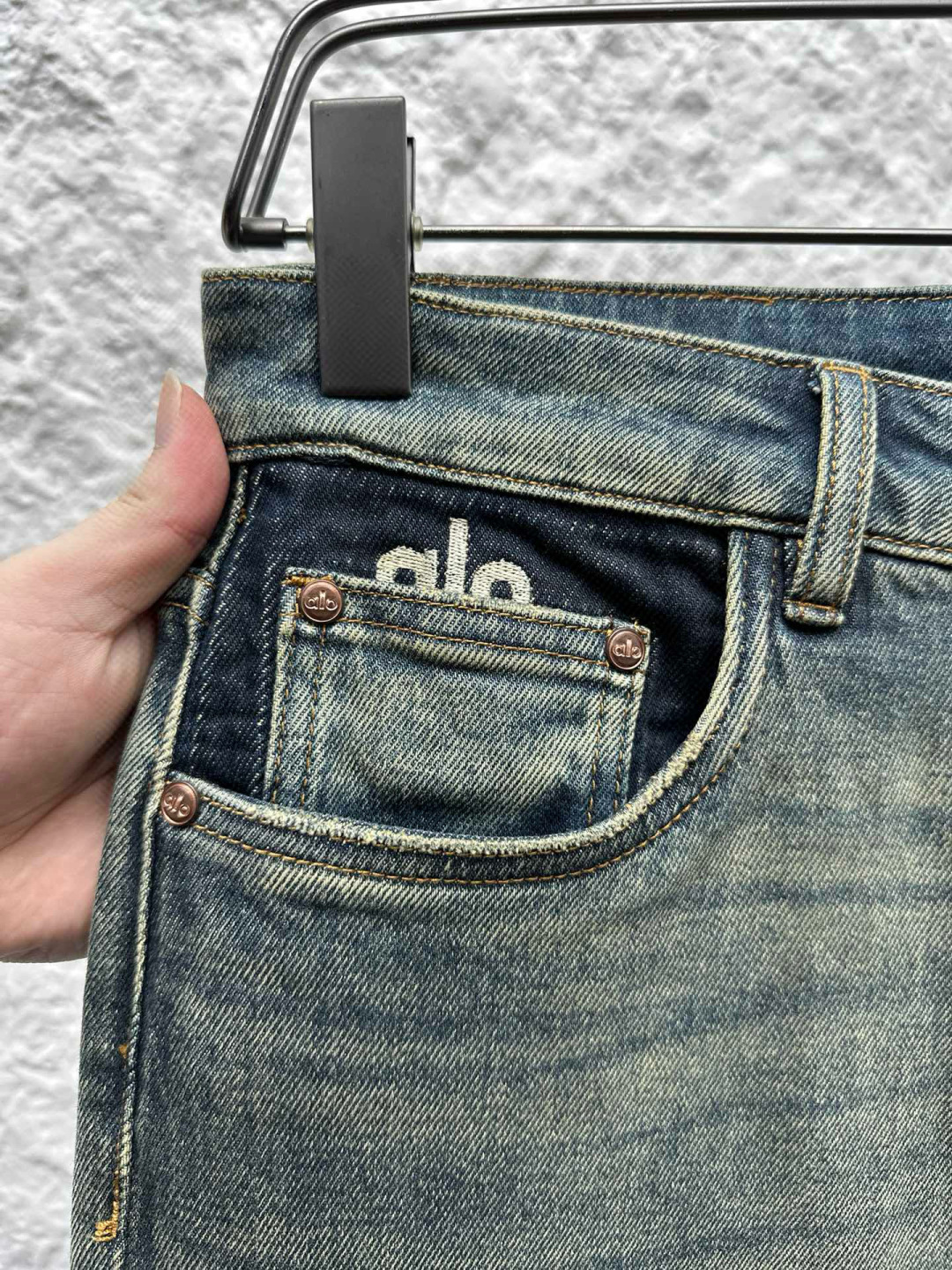 2025FW 火热上线 🔥🔥 中直筒牛仔裤👖 表袋拆阴影+包针绣花 后袋拆阴影+贴布绣花更是丰富其细节装