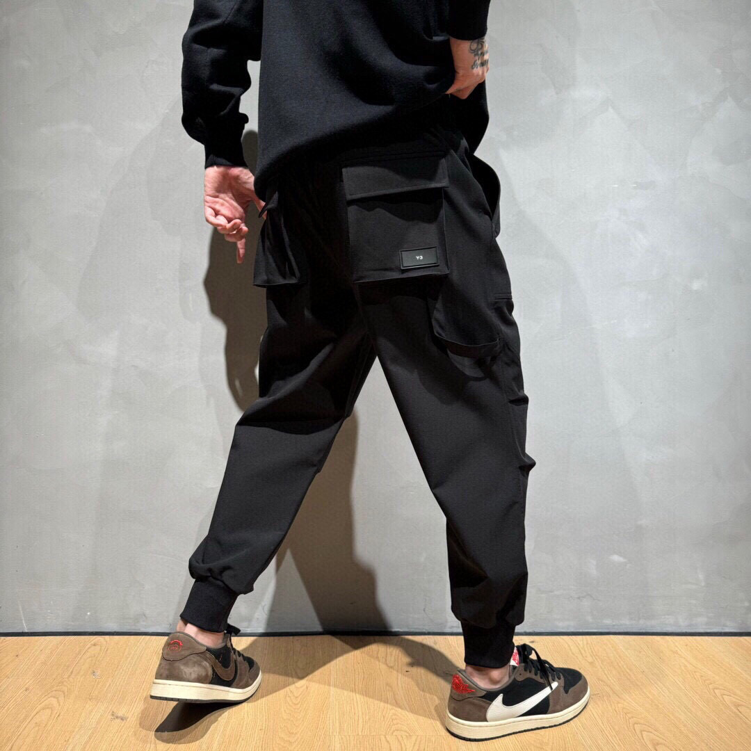 Y-3 新款秋冬季 长裤👖采用优质面料，亲肤舒适！版型完美！百搭款！裤头logo标识，后双大口袋设计别具