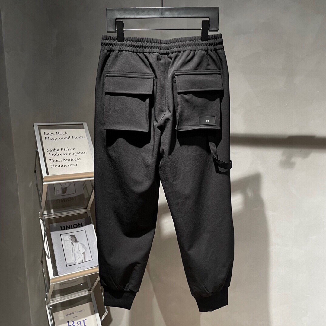 Y-3 新款秋冬季 长裤👖采用优质面料，亲肤舒适！版型完美！百搭款！裤头logo标识，后双大口袋设计别具