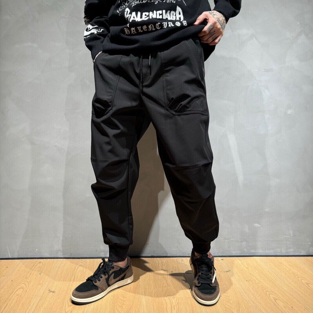 Y-3 新款秋冬季 长裤👖采用优质面料，亲肤舒适！版型完美！百搭款！裤头logo标识，后双大口袋设计别具