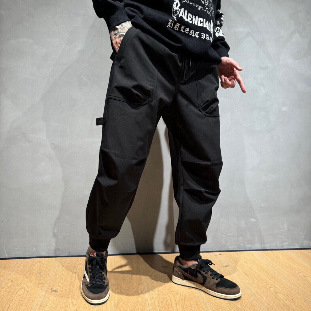 Y-3 新款秋冬季 长裤👖采用优质面料，亲肤舒适！版型完美！百搭款！裤头logo标识，后双大口袋设计别具