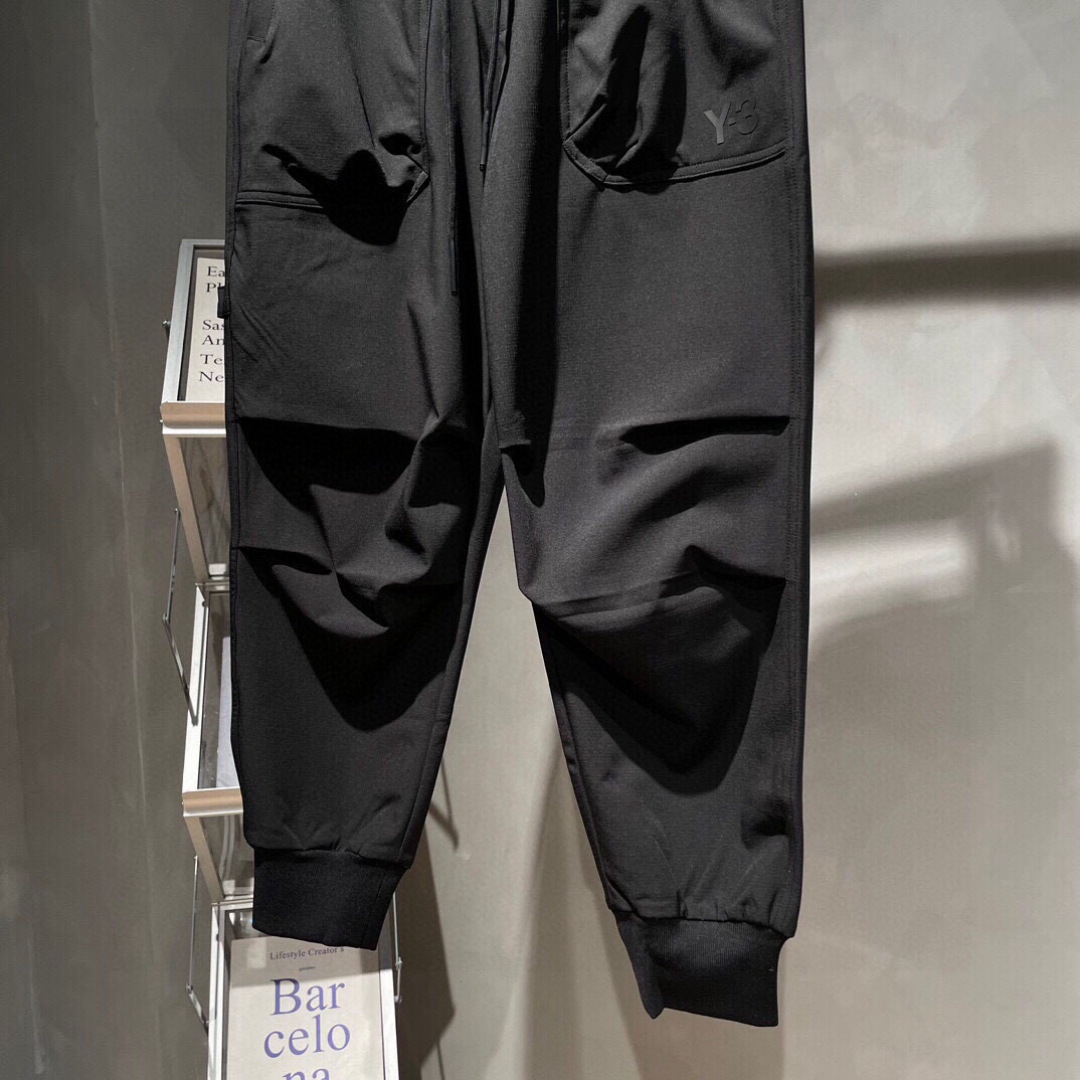 Y-3 新款秋冬季 长裤👖采用优质面料，亲肤舒适！版型完美！百搭款！裤头logo标识，后双大口袋设计别具
