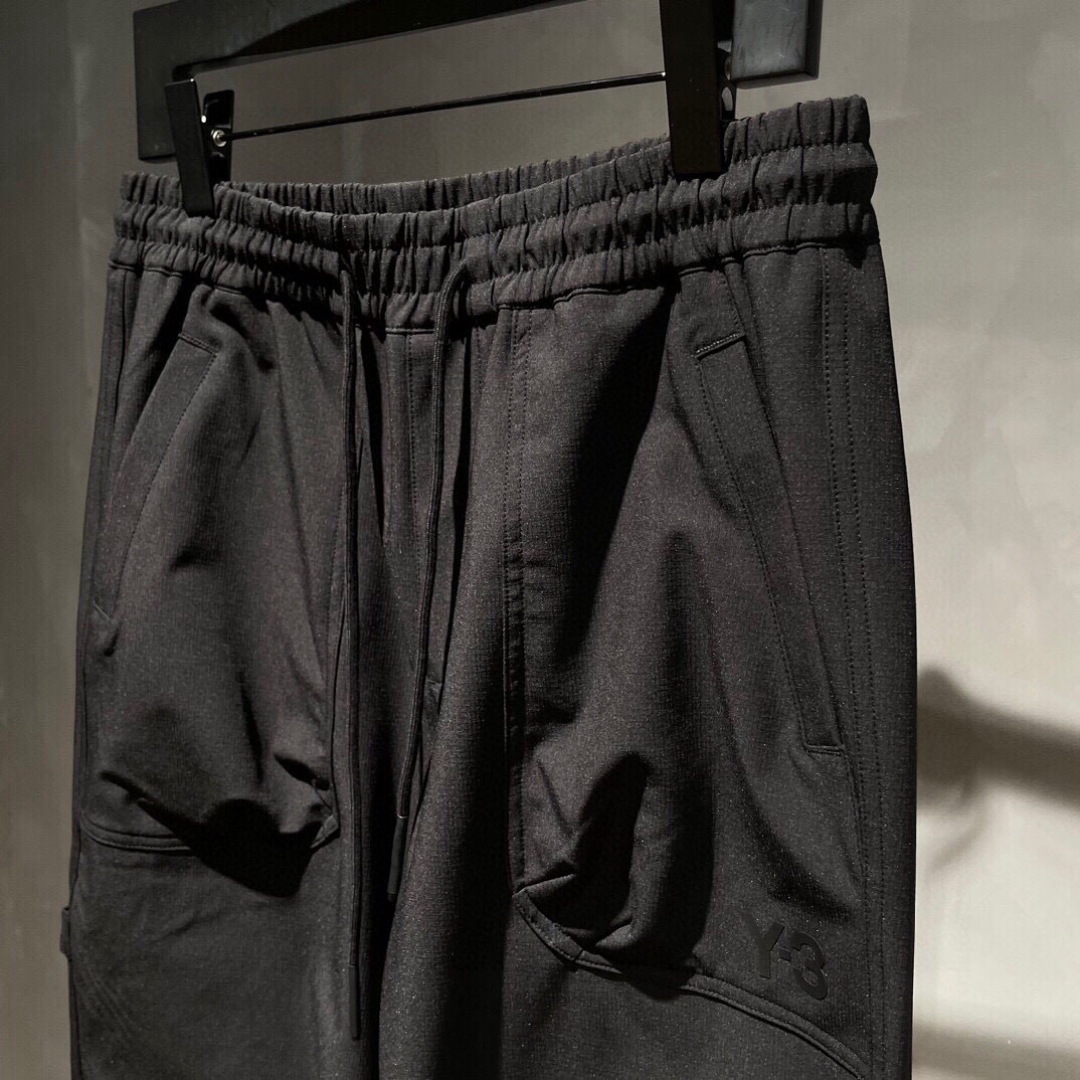 Y-3 新款秋冬季 长裤👖采用优质面料，亲肤舒适！版型完美！百搭款！裤头logo标识，后双大口袋设计别具