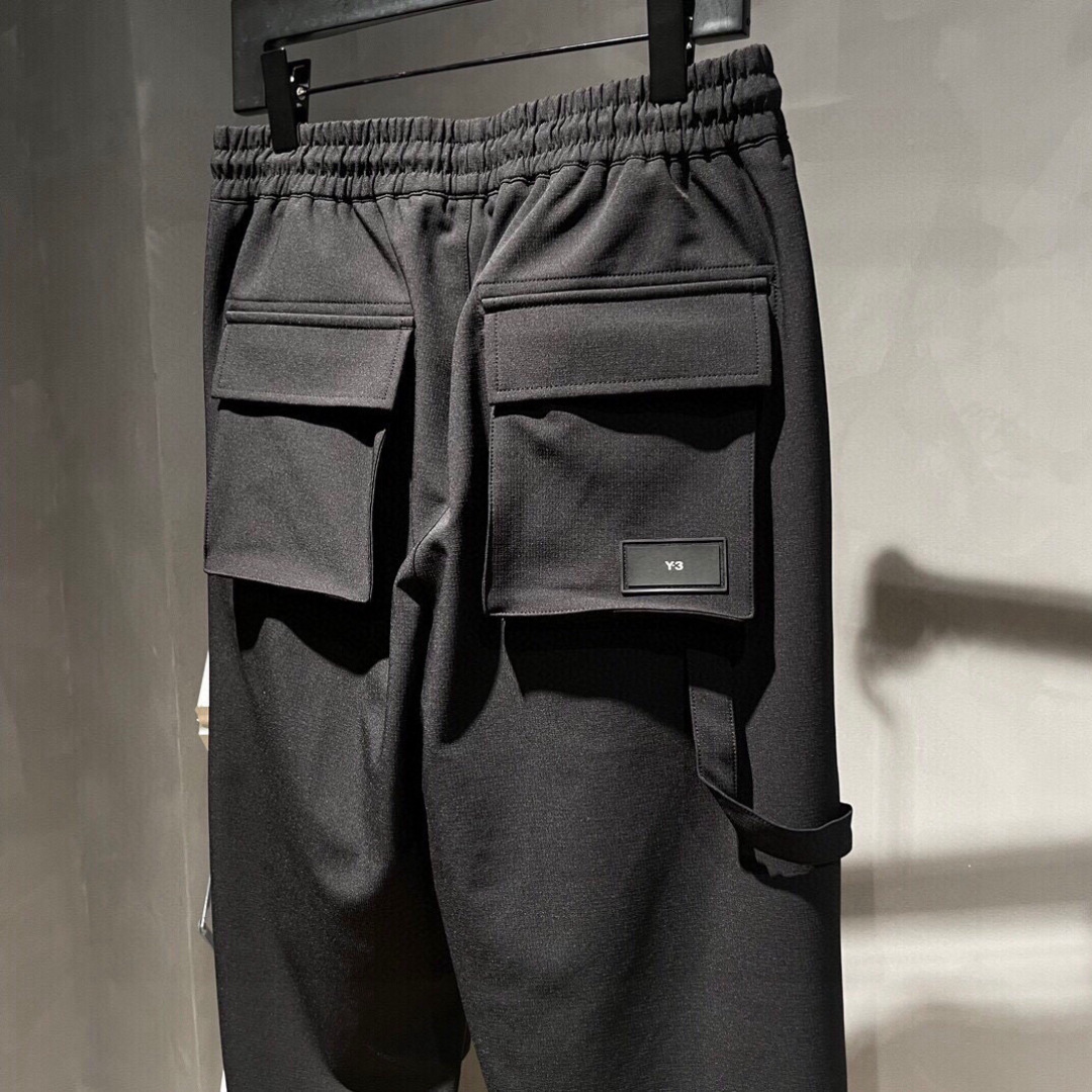 Y-3 新款秋冬季 长裤👖采用优质面料，亲肤舒适！版型完美！百搭款！裤头logo标识，后双大口袋设计别具