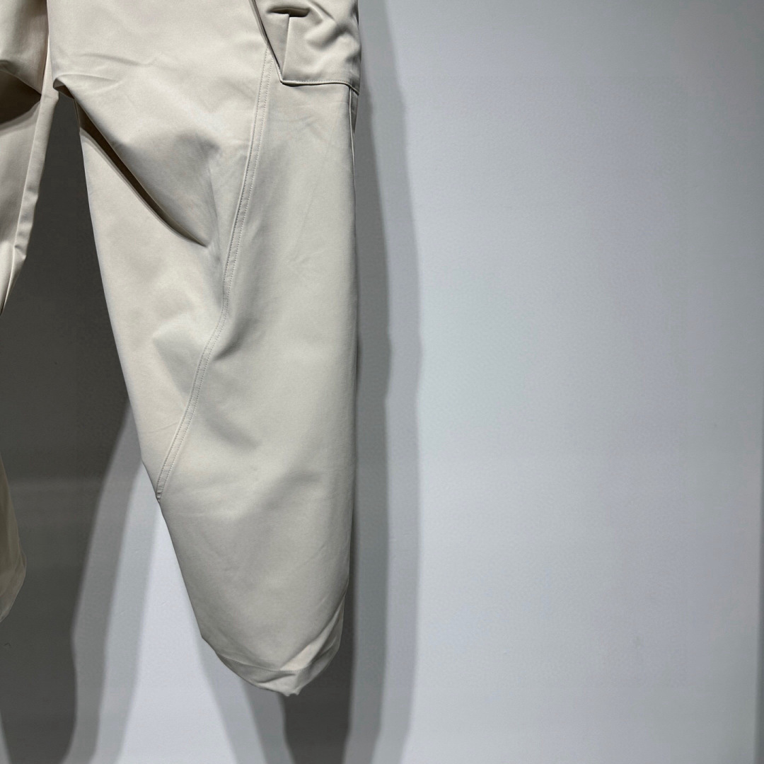 巴黎世家2025新品发售！ 工装元素系列运动休闲裤精细打造！采用工装立体口袋设计！水洗工艺面料不易变形褪