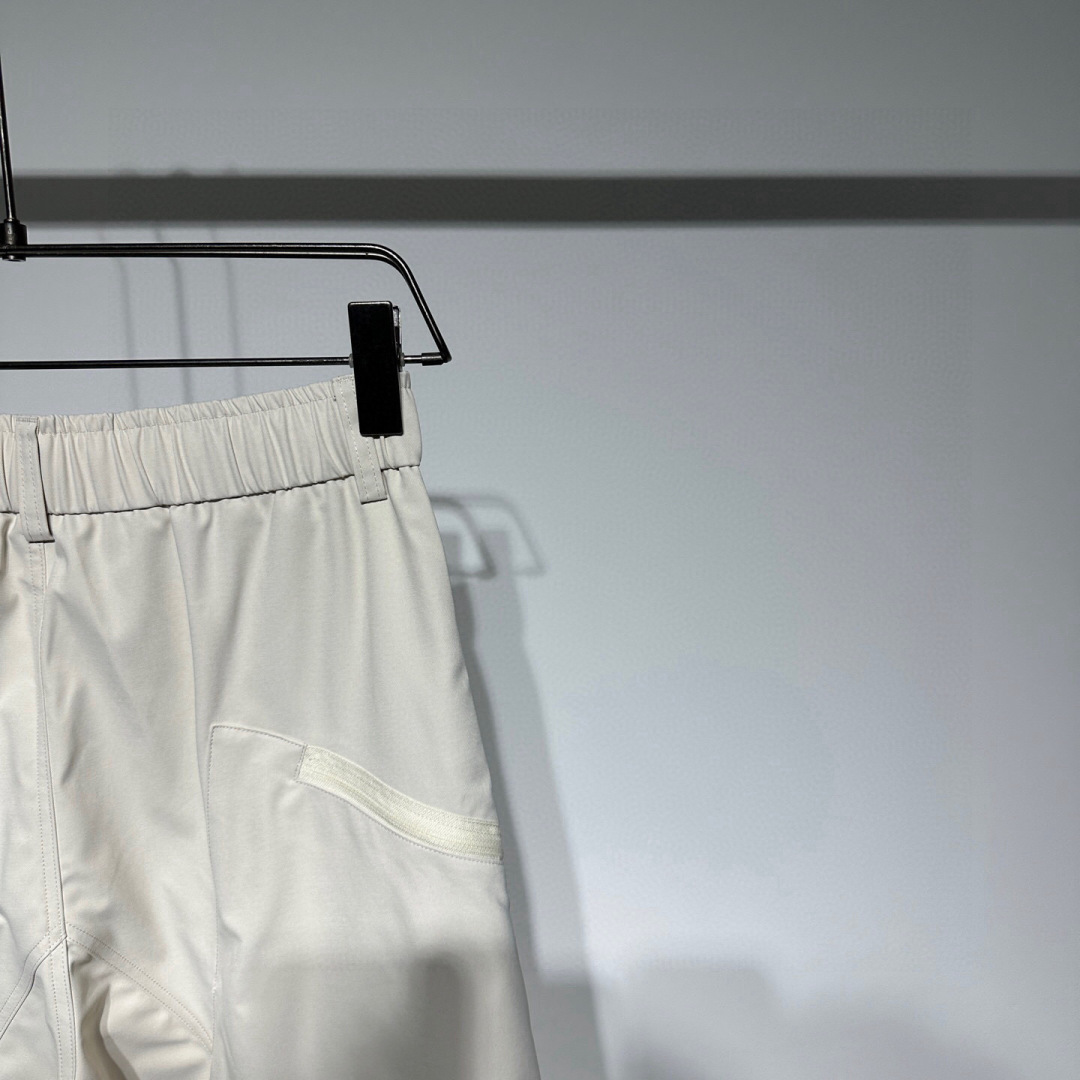 巴黎世家2025新品发售！ 工装元素系列运动休闲裤精细打造！采用工装立体口袋设计！水洗工艺面料不易变形褪