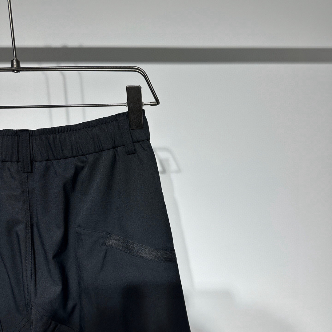 巴黎世家2025新品发售！ 工装元素系列运动休闲裤精细打造！采用工装立体口袋设计！水洗工艺面料不易变形褪