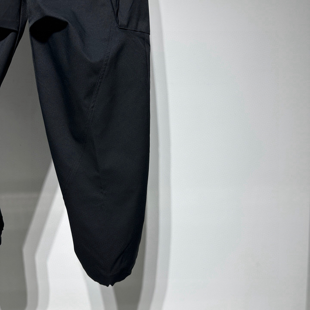 巴黎世家2025新品发售！ 工装元素系列运动休闲裤精细打造！采用工装立体口袋设计！水洗工艺面料不易变形褪