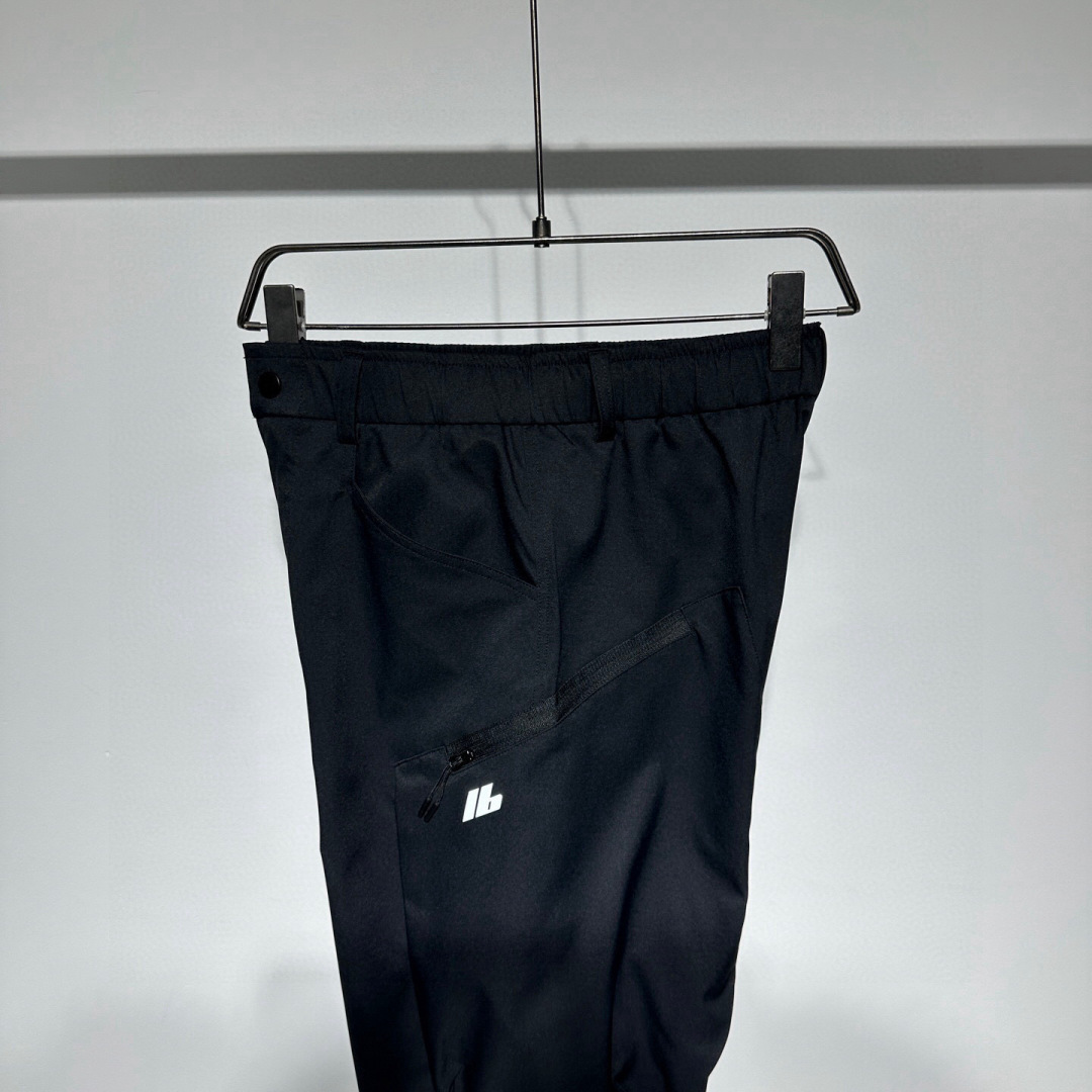巴黎世家2025新品发售！ 工装元素系列运动休闲裤精细打造！采用工装立体口袋设计！水洗工艺面料不易变形褪