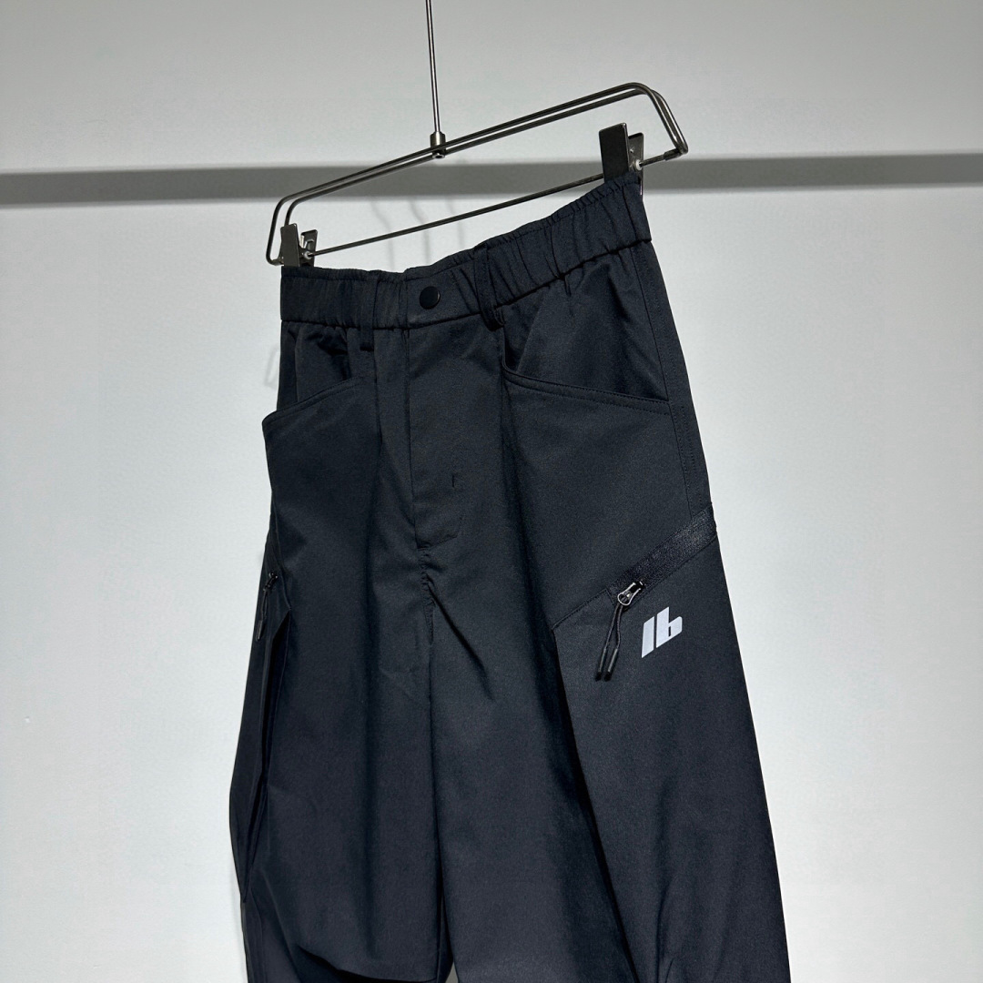 巴黎世家2025新品发售！ 工装元素系列运动休闲裤精细打造！采用工装立体口袋设计！水洗工艺面料不易变形褪