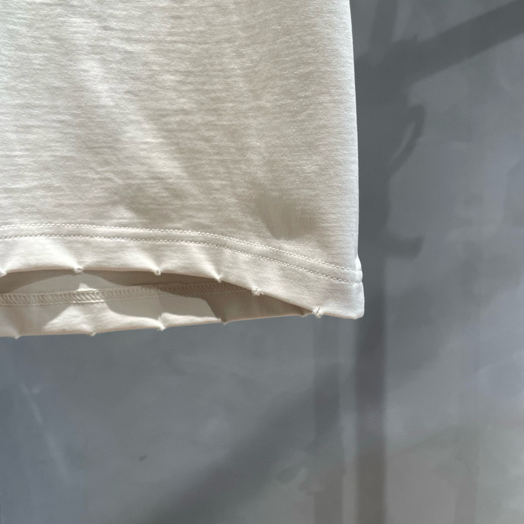 马吉拉🌟夏季短袖背心采用优质棉质面料，亲肤舒适！版型完美！百搭款！logo设计别具一格，上身效果潮流时尚