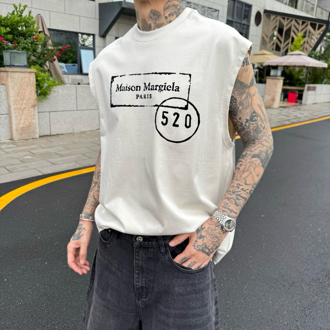 马吉拉🌟夏季短袖背心采用优质棉质面料，亲肤舒适！版型完美！百搭款！logo设计别具一格，上身效果潮流时尚