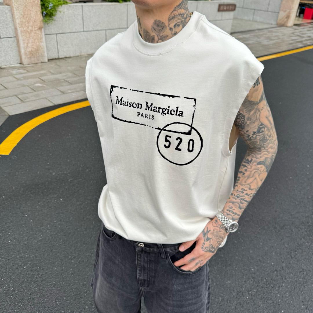 马吉拉🌟夏季短袖背心采用优质棉质面料，亲肤舒适！版型完美！百搭款！logo设计别具一格，上身效果潮流时尚