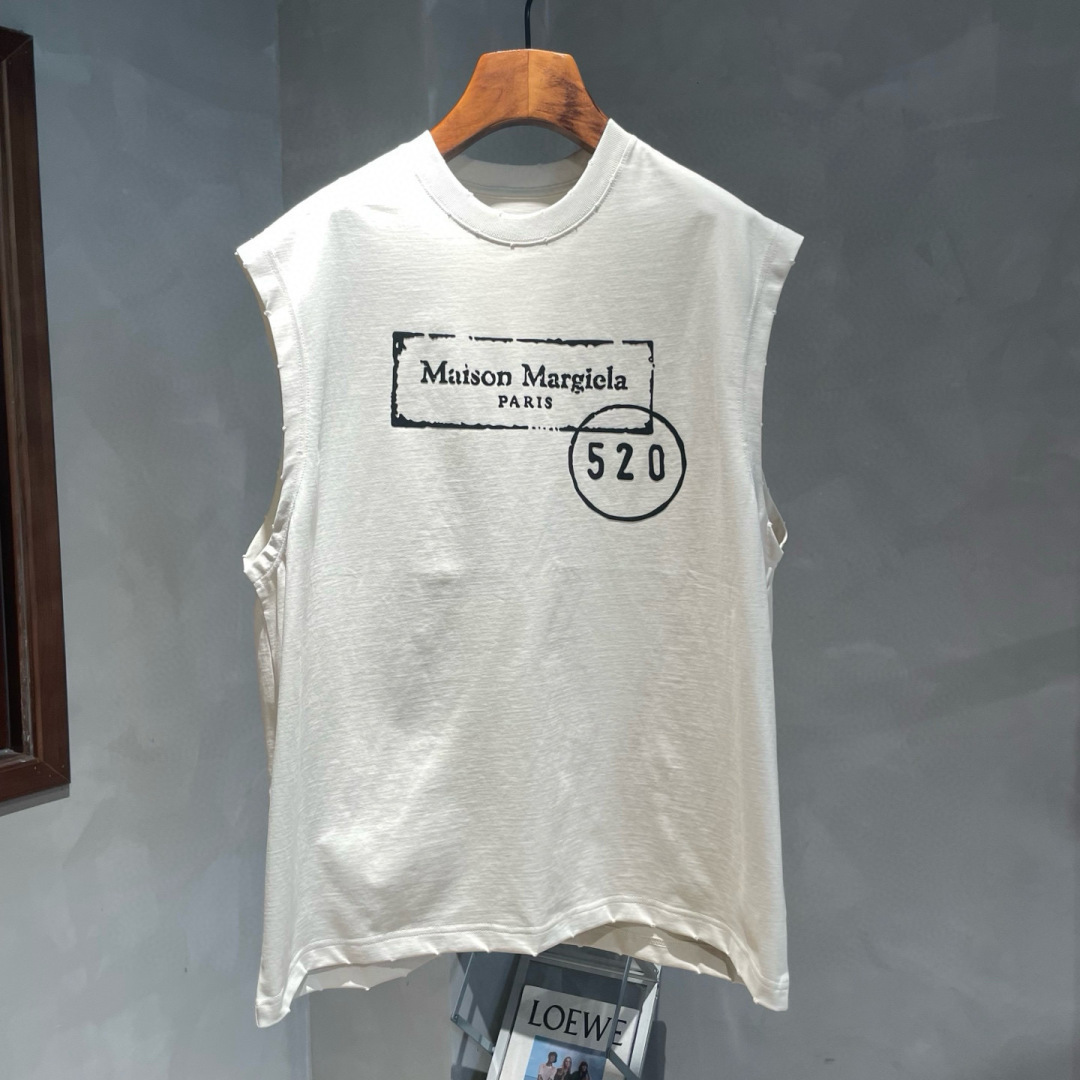 马吉拉🌟夏季短袖背心采用优质棉质面料，亲肤舒适！版型完美！百搭款！logo设计别具一格，上身效果潮流时尚