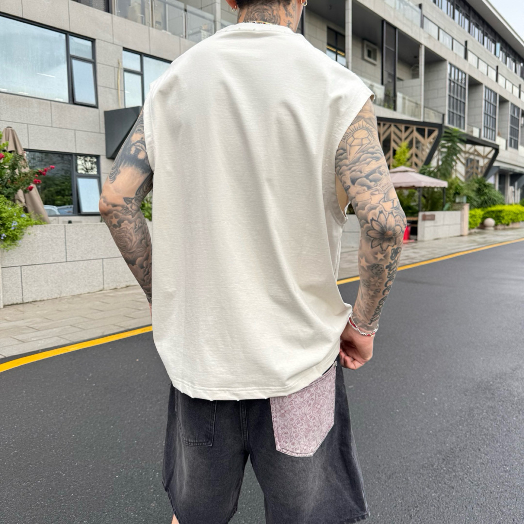 马吉拉🌟夏季短袖背心采用优质棉质面料，亲肤舒适！版型完美！百搭款！logo设计别具一格，上身效果潮流时尚