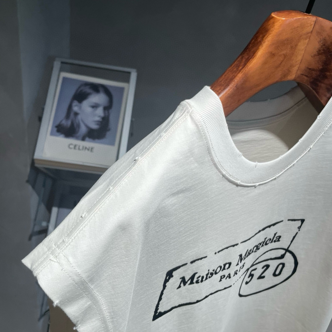 马吉拉🌟夏季短袖背心采用优质棉质面料，亲肤舒适！版型完美！百搭款！logo设计别具一格，上身效果潮流时尚