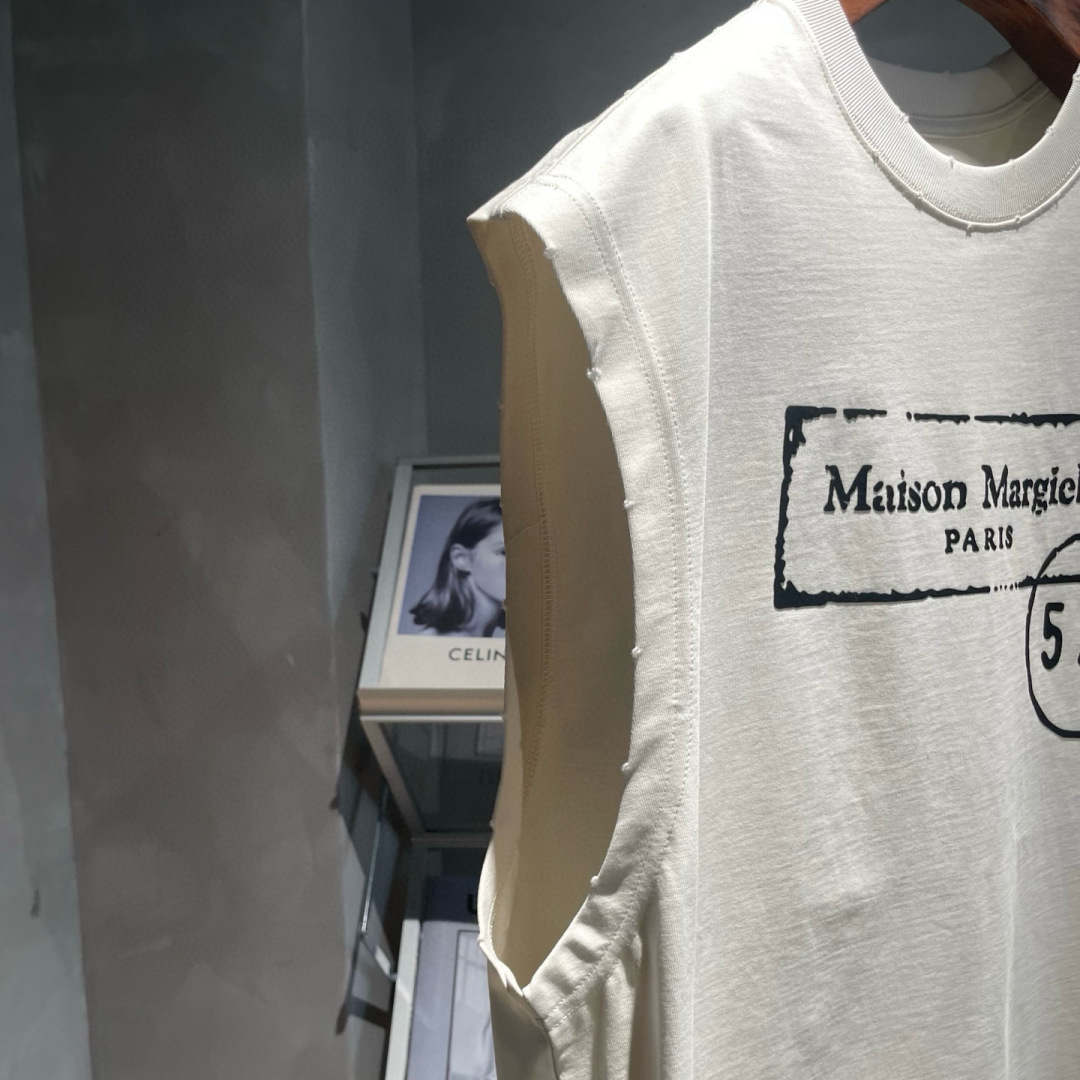 马吉拉🌟夏季短袖背心采用优质棉质面料，亲肤舒适！版型完美！百搭款！logo设计别具一格，上身效果潮流时尚