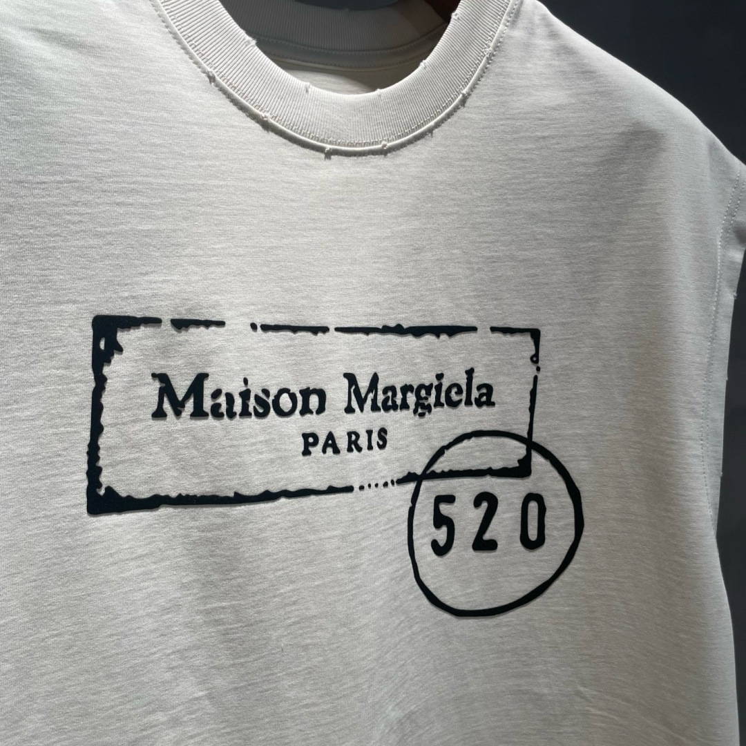 马吉拉🌟夏季短袖背心采用优质棉质面料，亲肤舒适！版型完美！百搭款！logo设计别具一格，上身效果潮流时尚